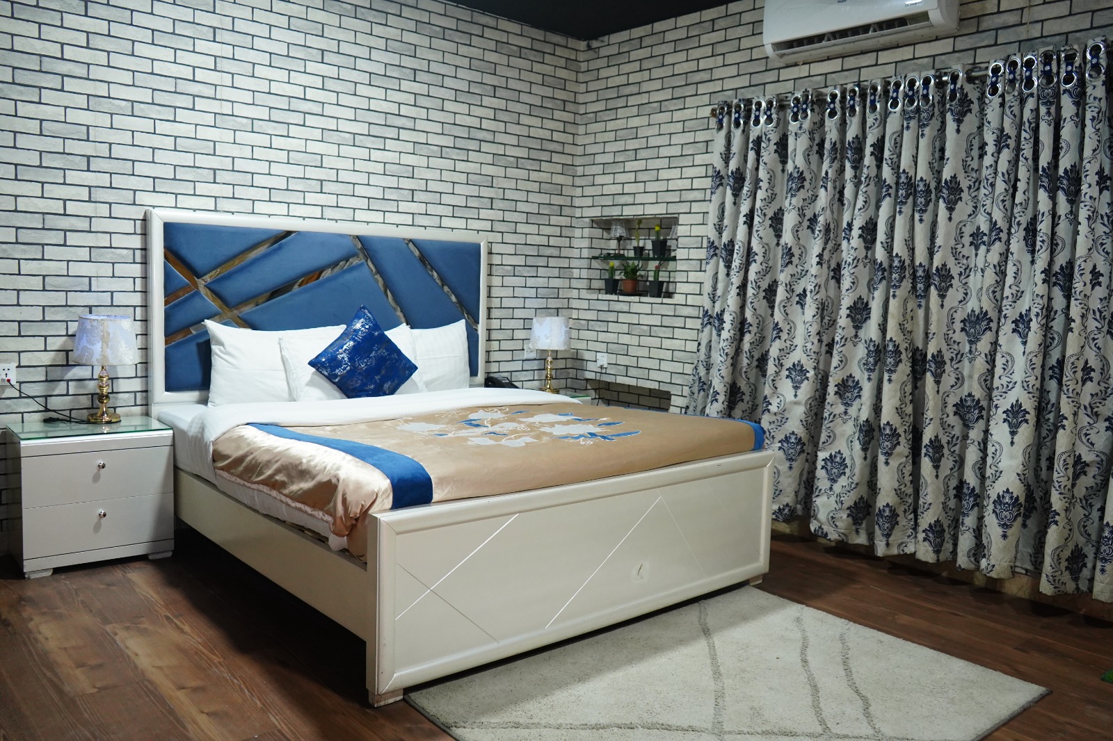 Room 502 (6)