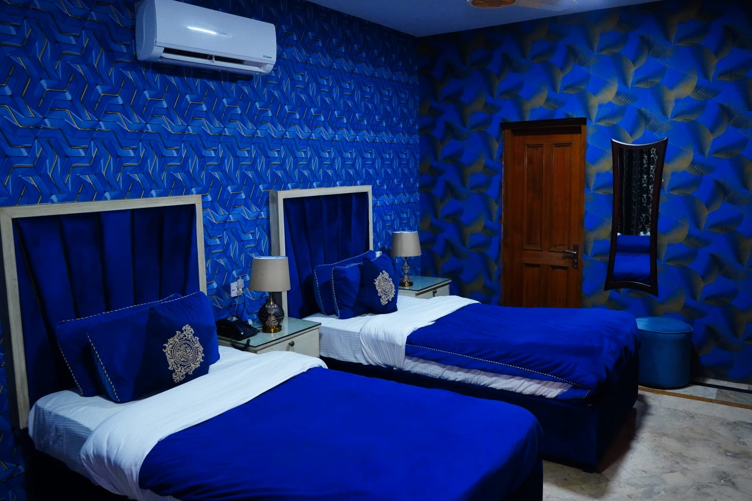 Room 504 (5)